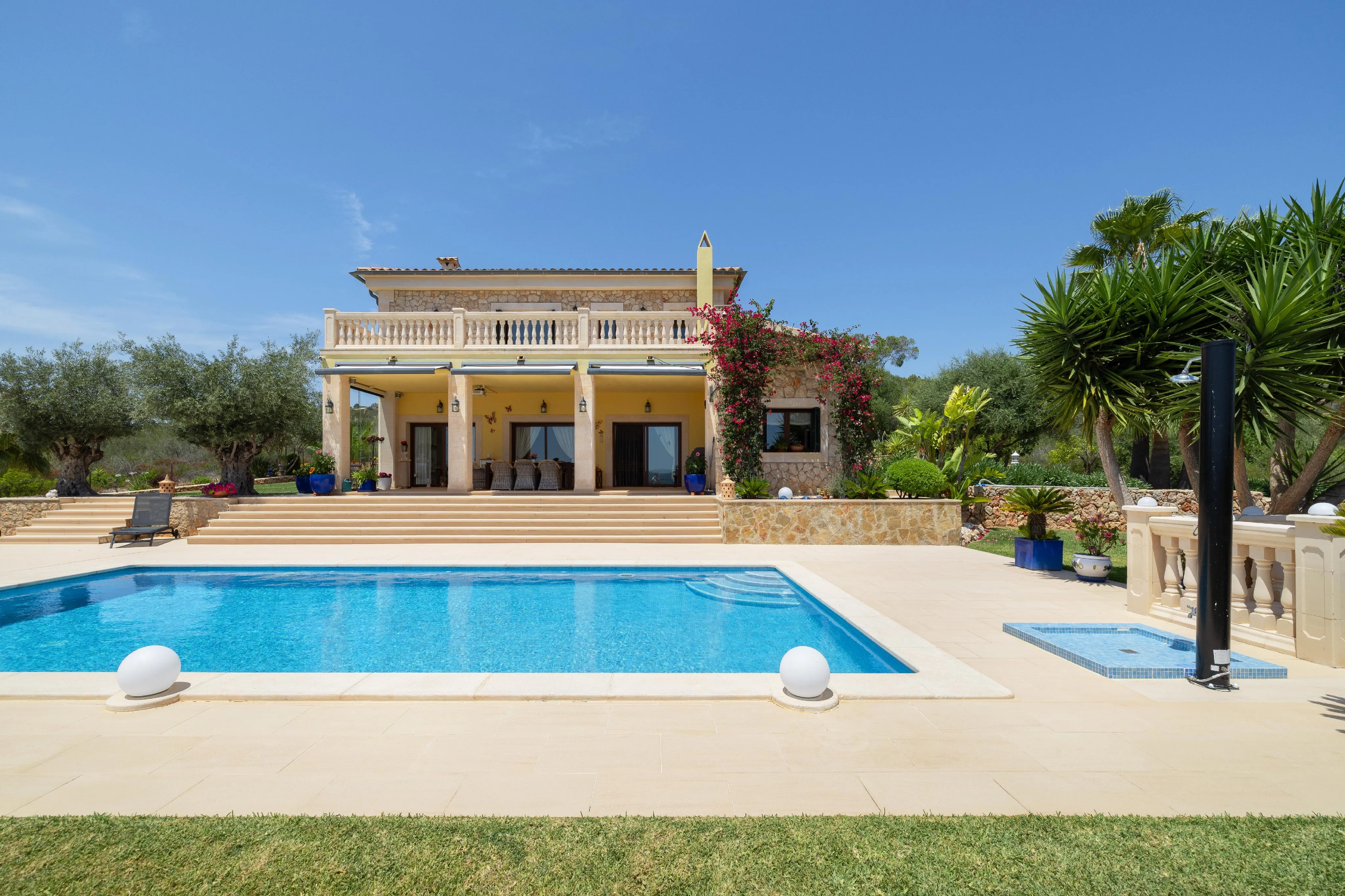 Elegante villa con grande piscina e vista panoramica a Puntiró-1