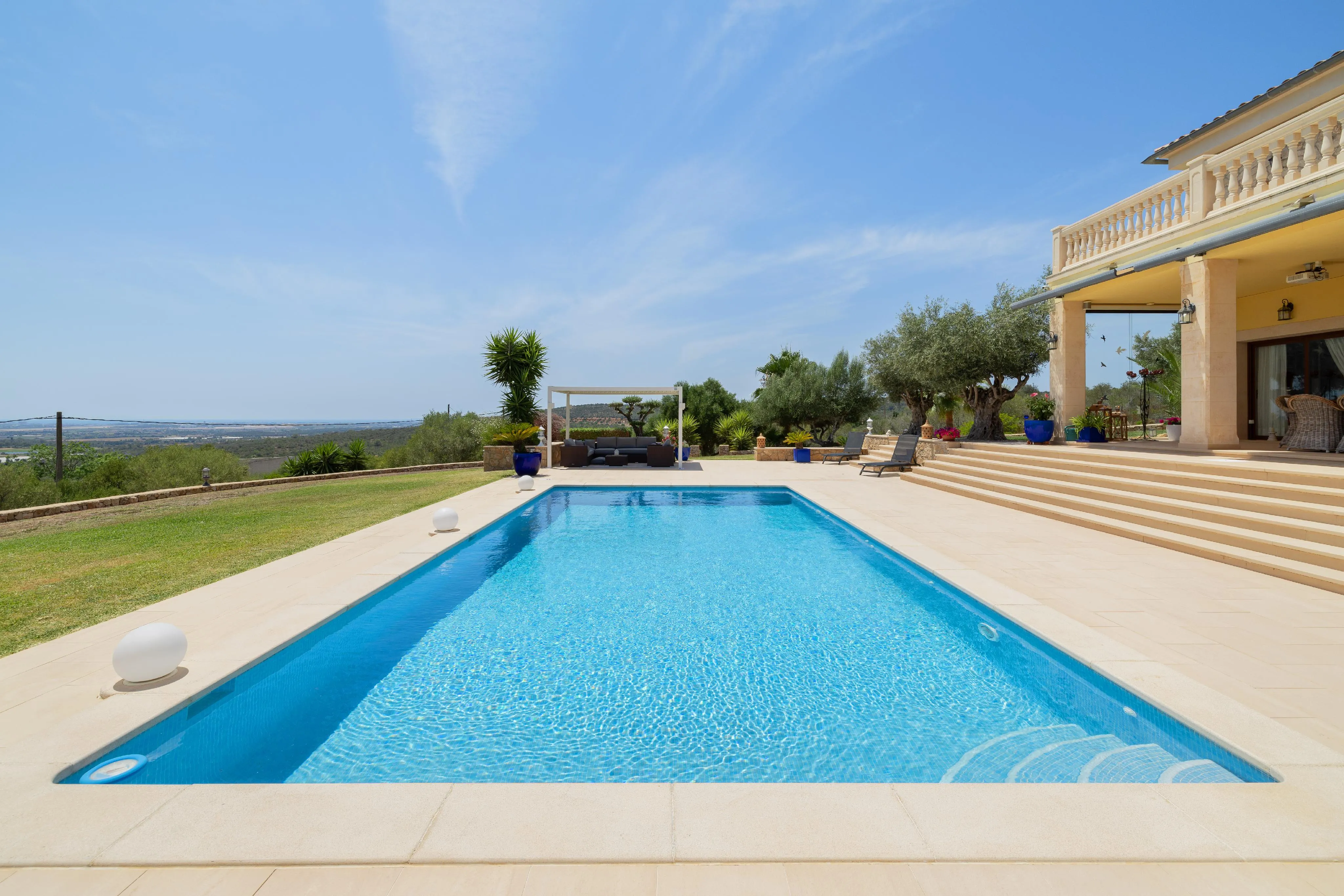 Elegante villa con grande piscina e vista panoramica a Puntiró-2