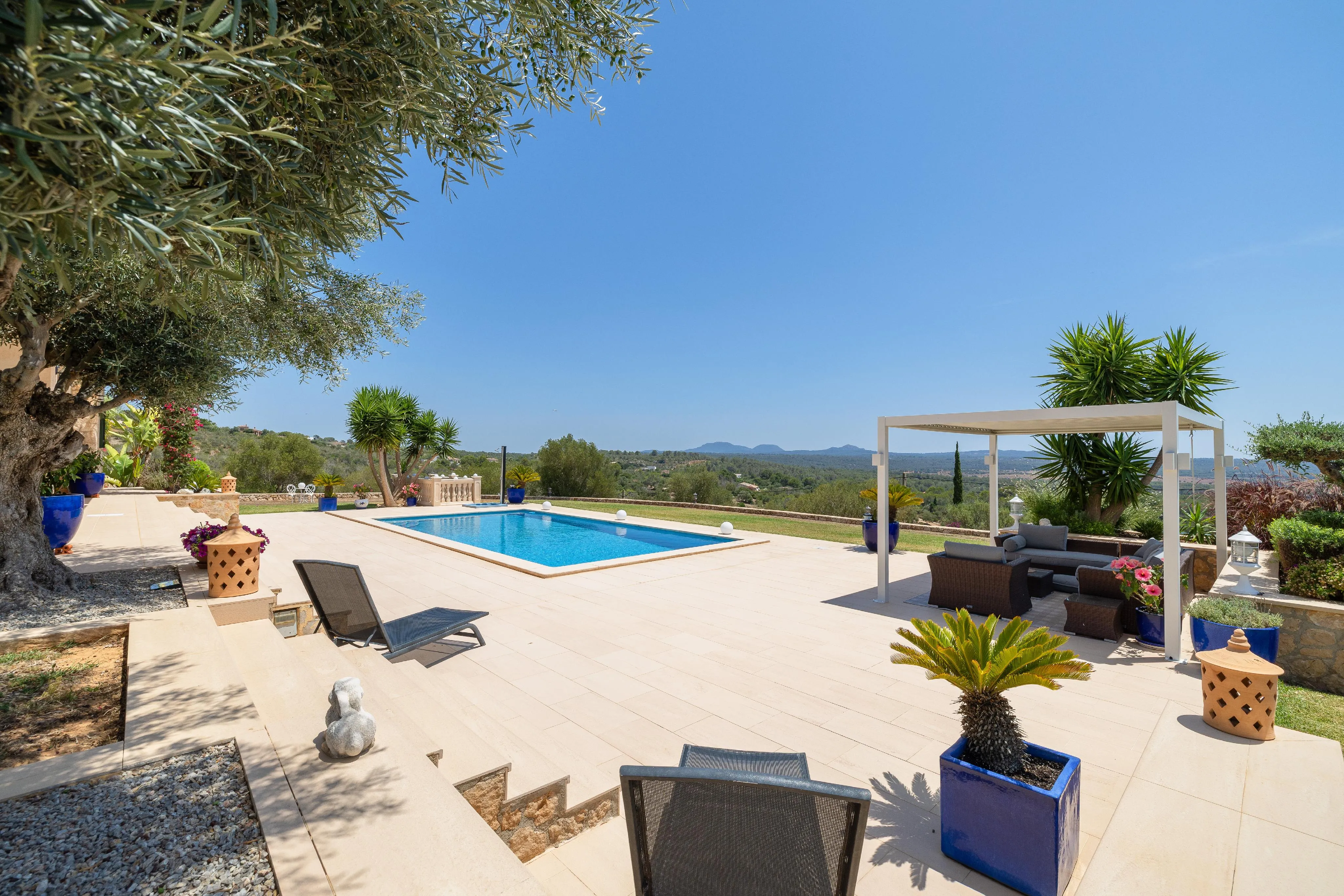 Mediterrane Villa mit Panorama-Pool und Weitblick in Puntiró-19