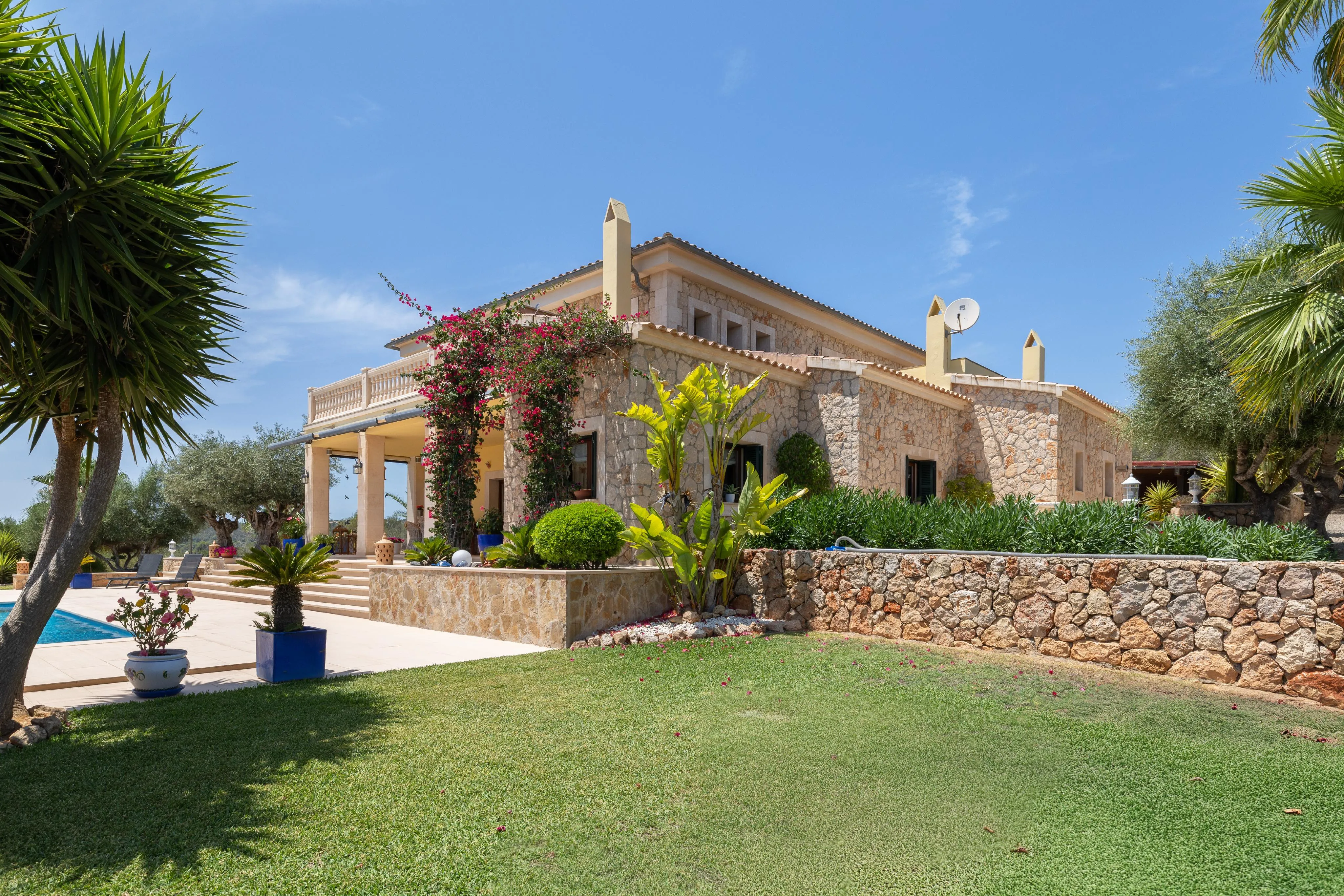 Mediterrane Villa mit Panorama-Pool und Weitblick in Puntiró-3