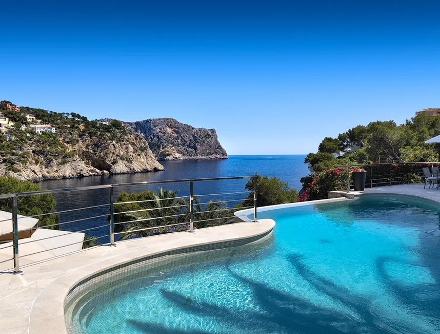 Elegant Island Retreat with Direct Sea Access-21