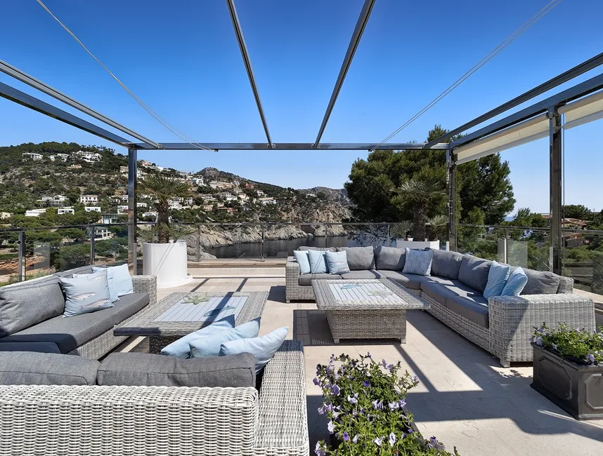 Elegant Island Retreat with Direct Sea Access-22