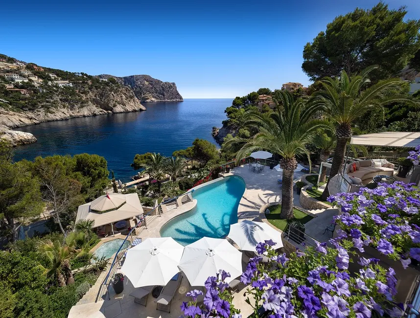 Elegant Island Retreat with Direct Sea Access-4