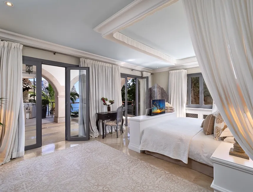 Elegant Island Retreat with Direct Sea Access-13