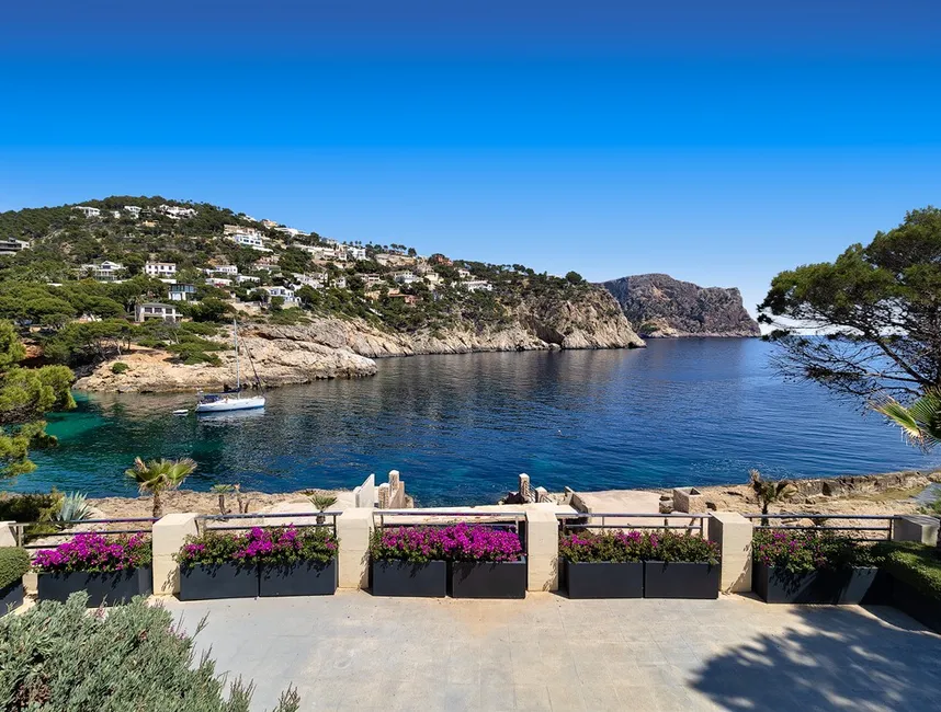 Elegant Island Retreat with Direct Sea Access-28