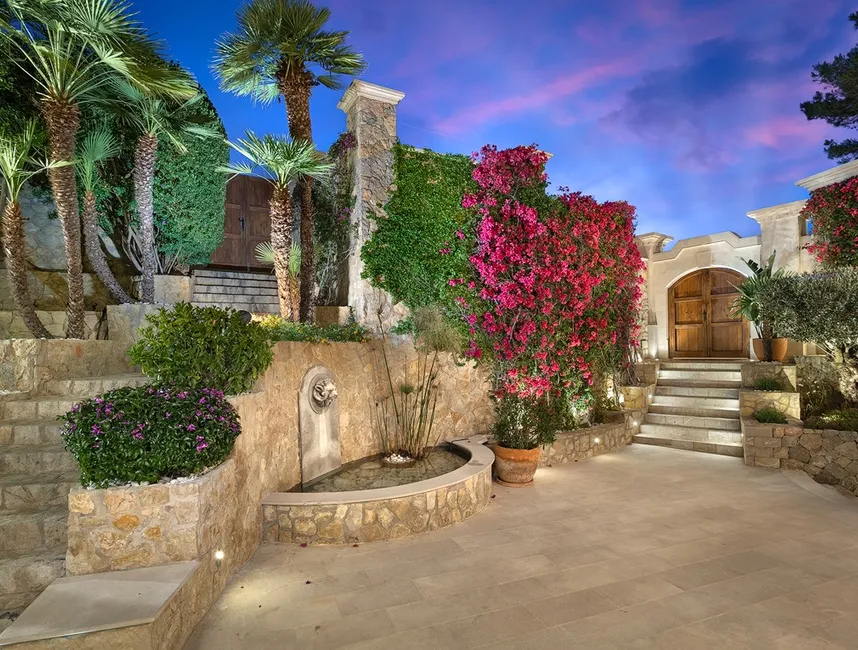 Elegant Island Retreat with Direct Sea Access-25