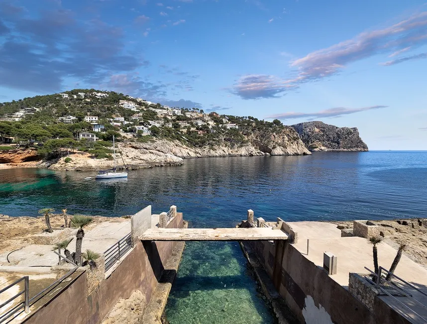 Elegant Island Retreat with Direct Sea Access-29