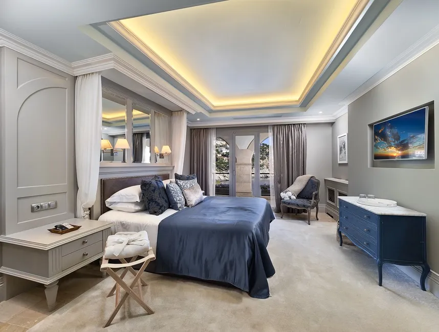 Elegant Island Retreat with Direct Sea Access-15