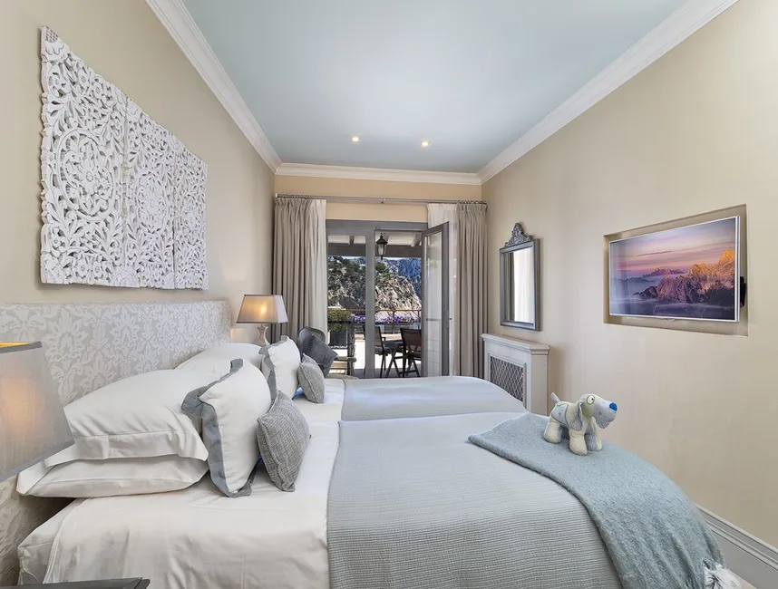 Elegant Island Retreat with Direct Sea Access-18