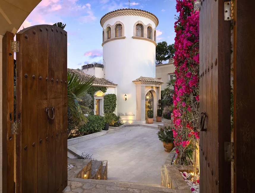 Elegant Island Retreat with Direct Sea Access-23