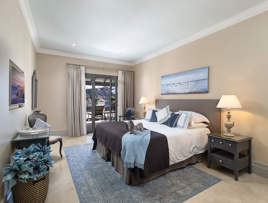 Elegant Island Retreat with Direct Sea Access-17