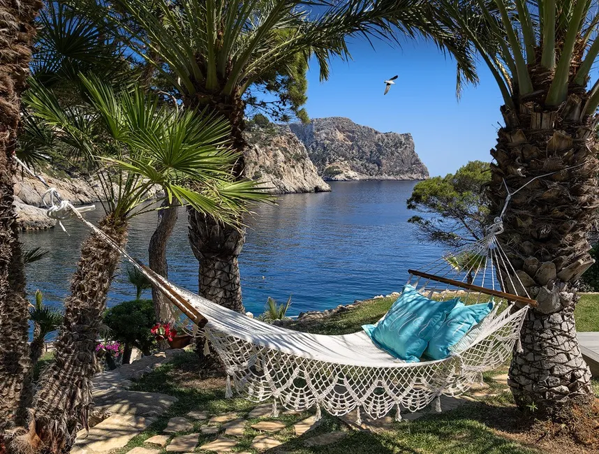 Elegant Island Retreat with Direct Sea Access-5