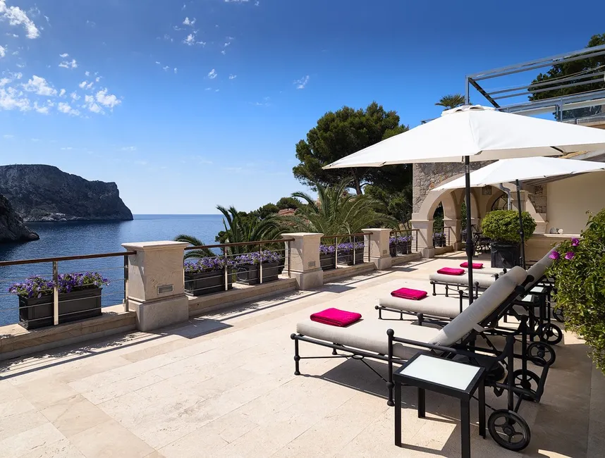 Elegant Island Retreat with Direct Sea Access-9