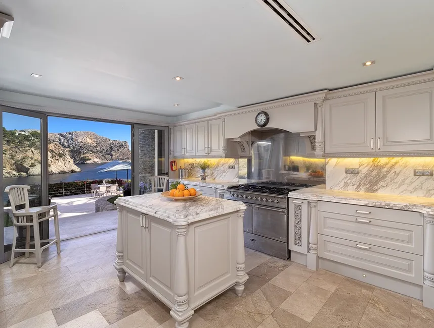 Elegant Island Retreat with Direct Sea Access-10