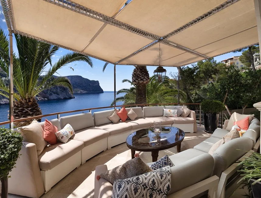 Elegant Island Retreat with Direct Sea Access-8