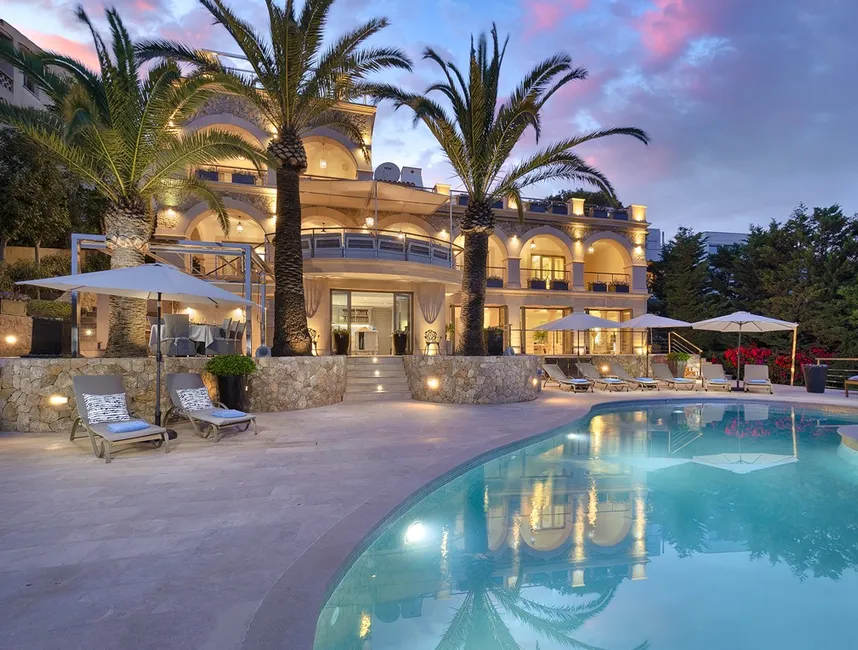 Elegant Island Retreat with Direct Sea Access-2