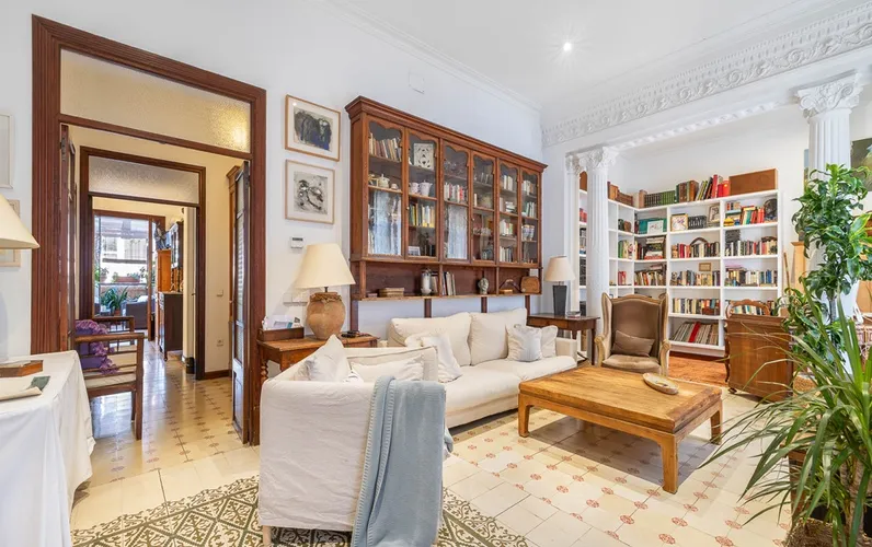 Apartamento con gran terraza verde y ascensor en el centro