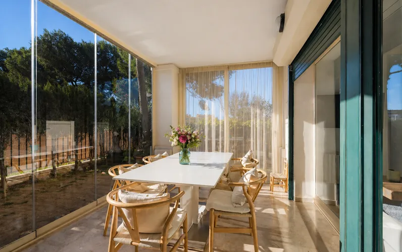 Solrig lejlighed i stueetagen kun få meter fra stranden