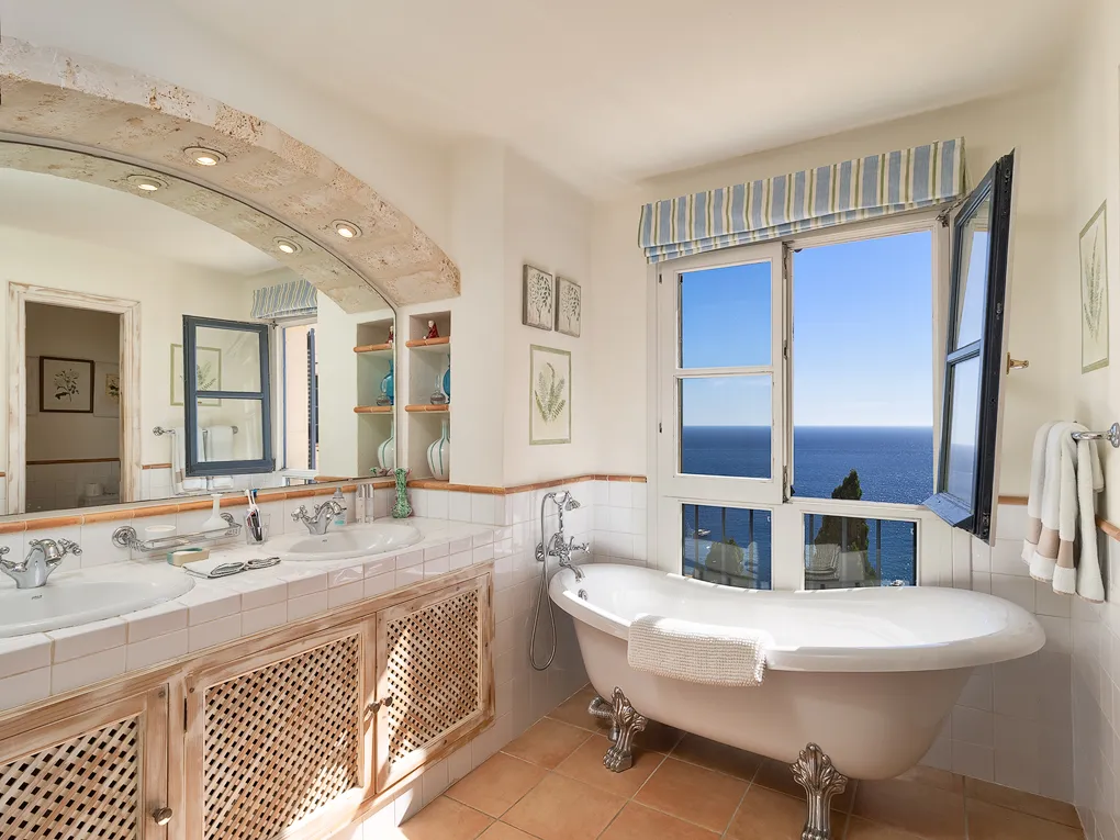 Mediterrane villa met uitzicht op zee-10