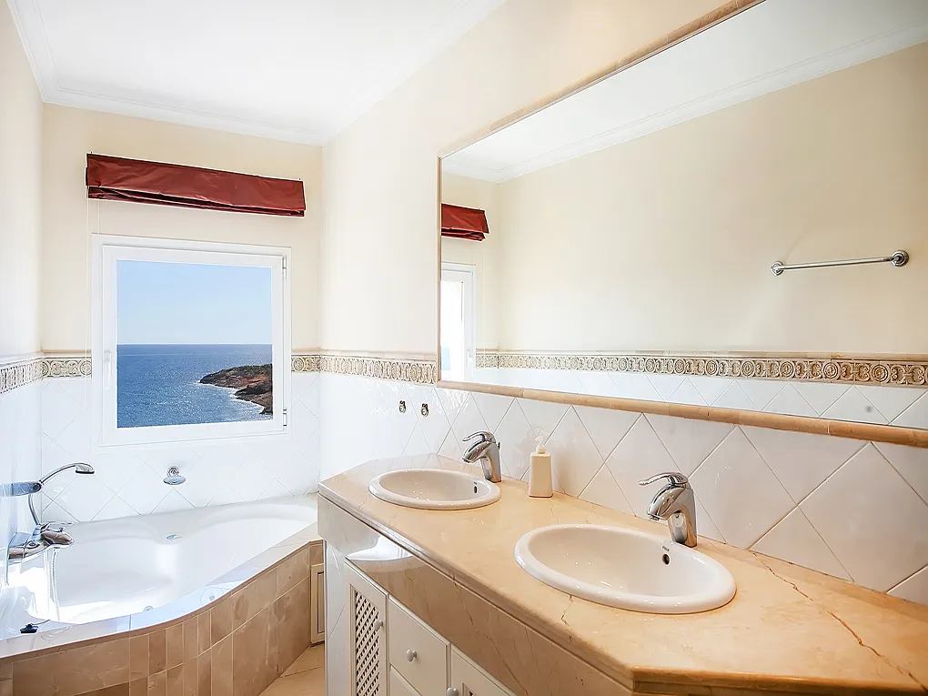 Penthouse with sea views in Port Adriano-7