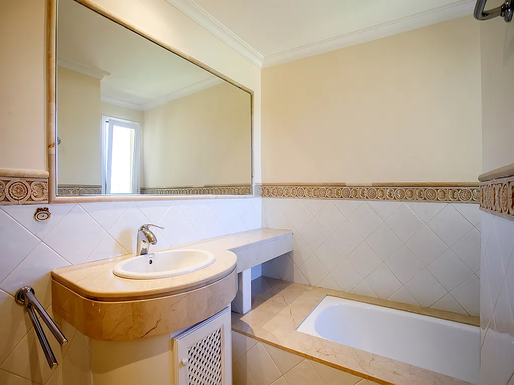 Atico con vistas al mar en el Puerto Adriano-12