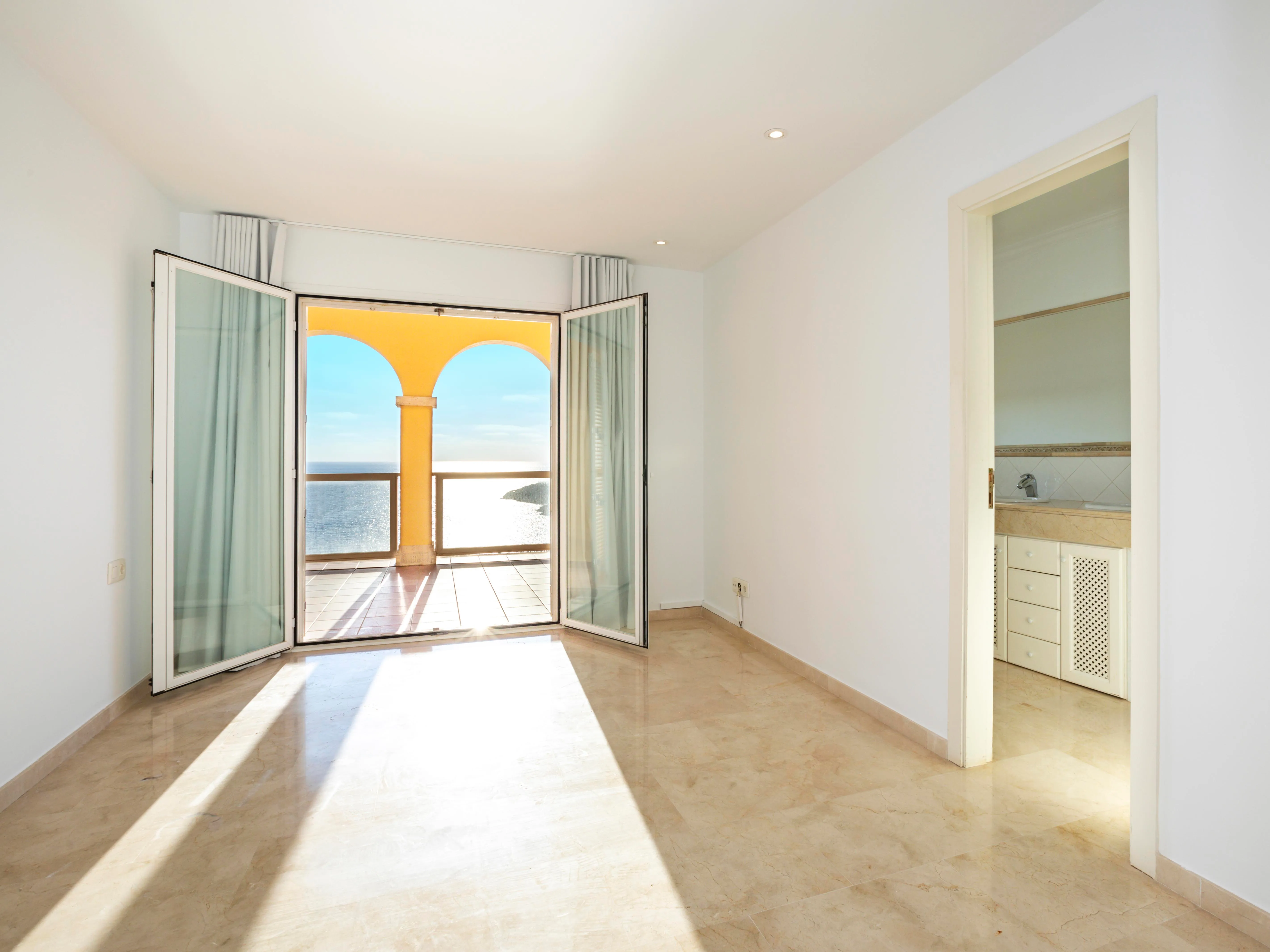 Atico con vistas al mar en el Puerto Adriano-6