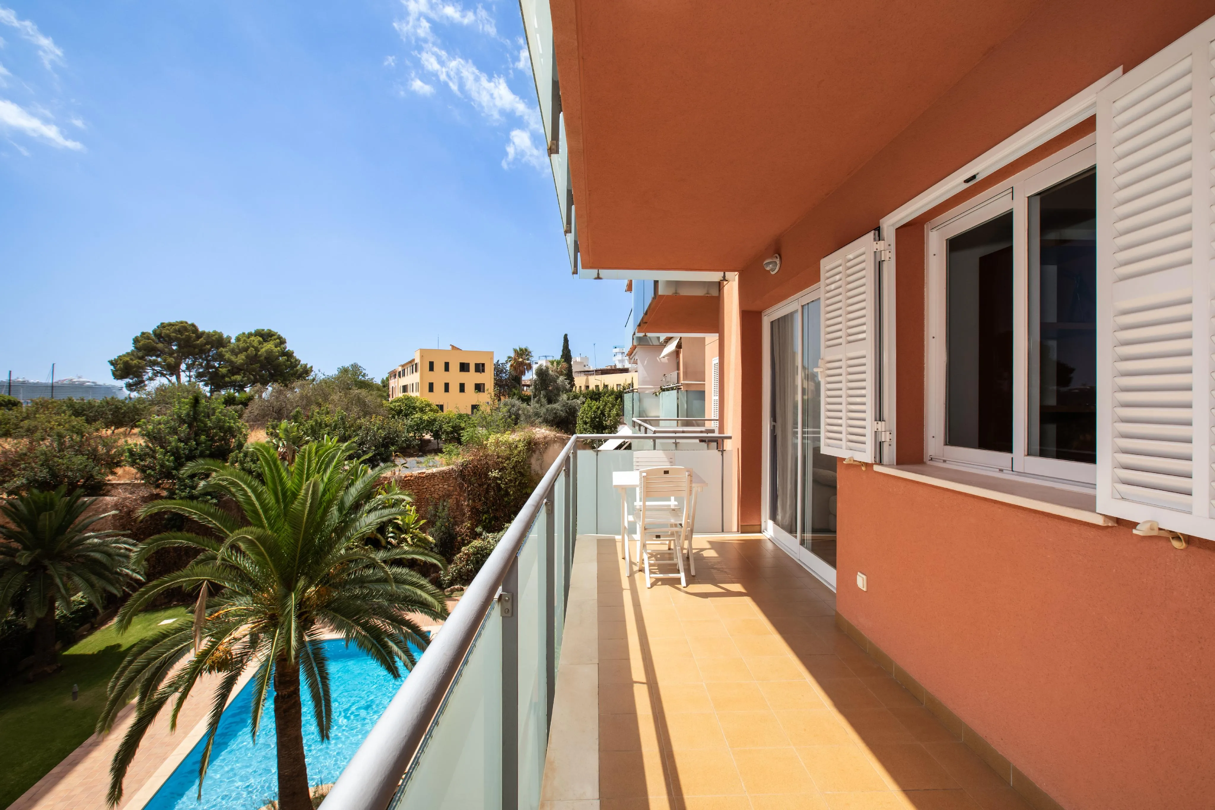 Wohnung mit Garage, Abstellraum und Gemeinschaftspool-2