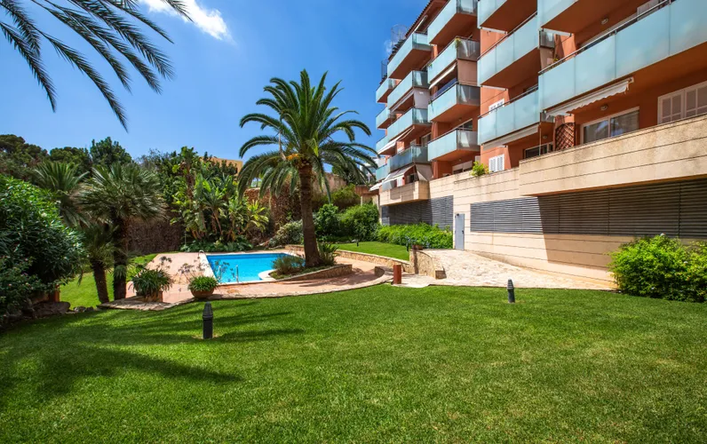 Piso con garaje, trastero y piscina comunitaria