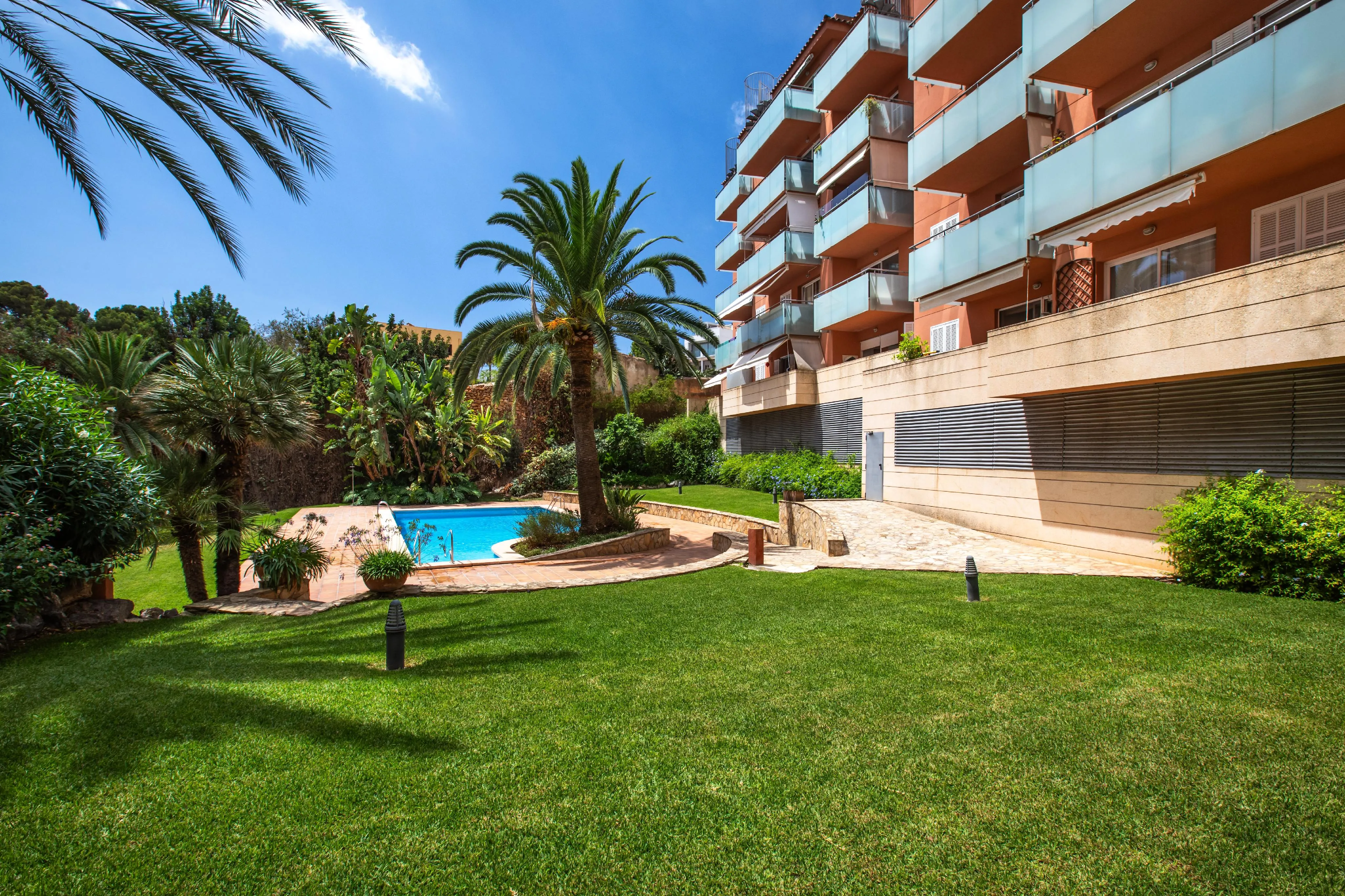 Wohnung mit Garage, Abstellraum und Gemeinschaftspool-1