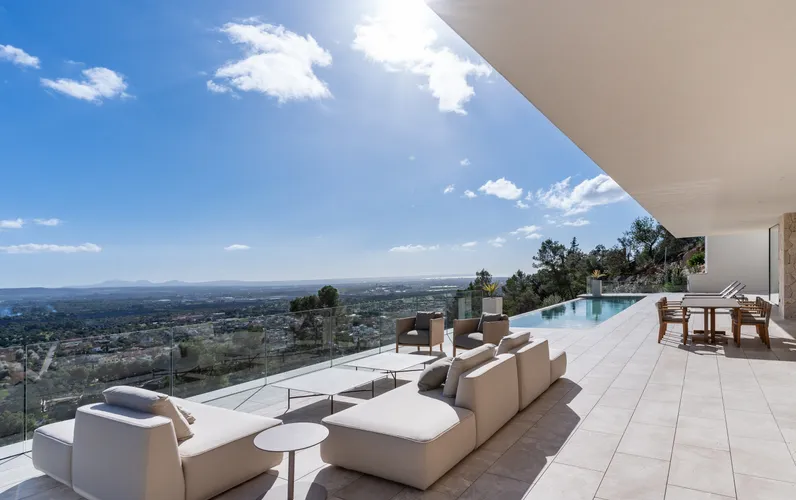 Elegante villa di nuova costruzione con impressionanti viste panoramiche e sul mare