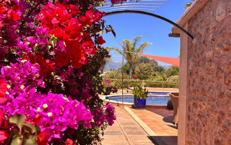 Encantadora finca de estilo rústico con piscina y vistas a la Tramuntana cerca de Inca