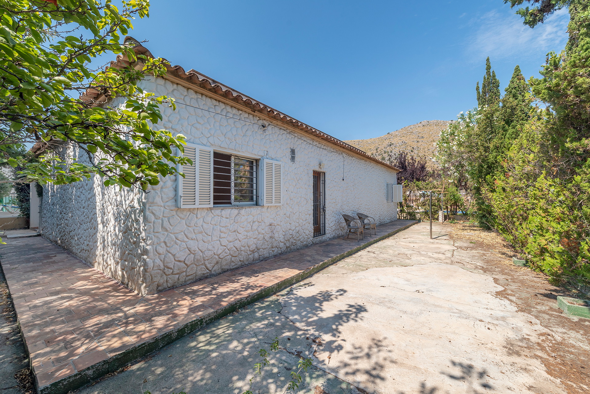 Villa med pool og stort potentiale i rolige omgivelser i Puerto Alcudia på Mallorca-25