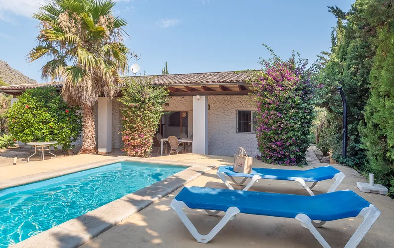 Villa mit Pool und großem Potenzial in ruhiger Lage von Puerto Alcudia, Mallorca