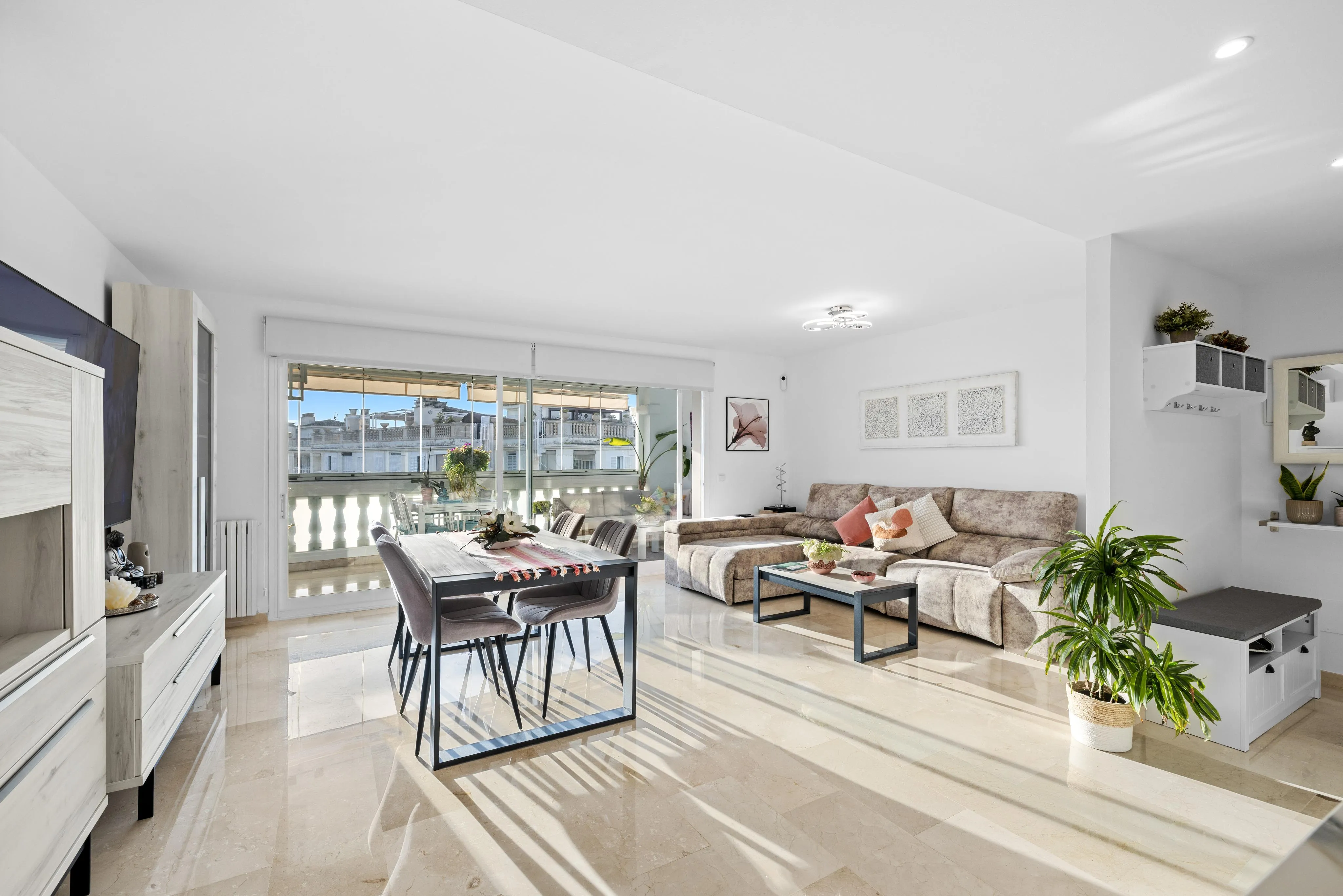 Penthouse baigné de lumière avec cuisine ouverte sur le salon, jacuzzi & vue sur la mer-2