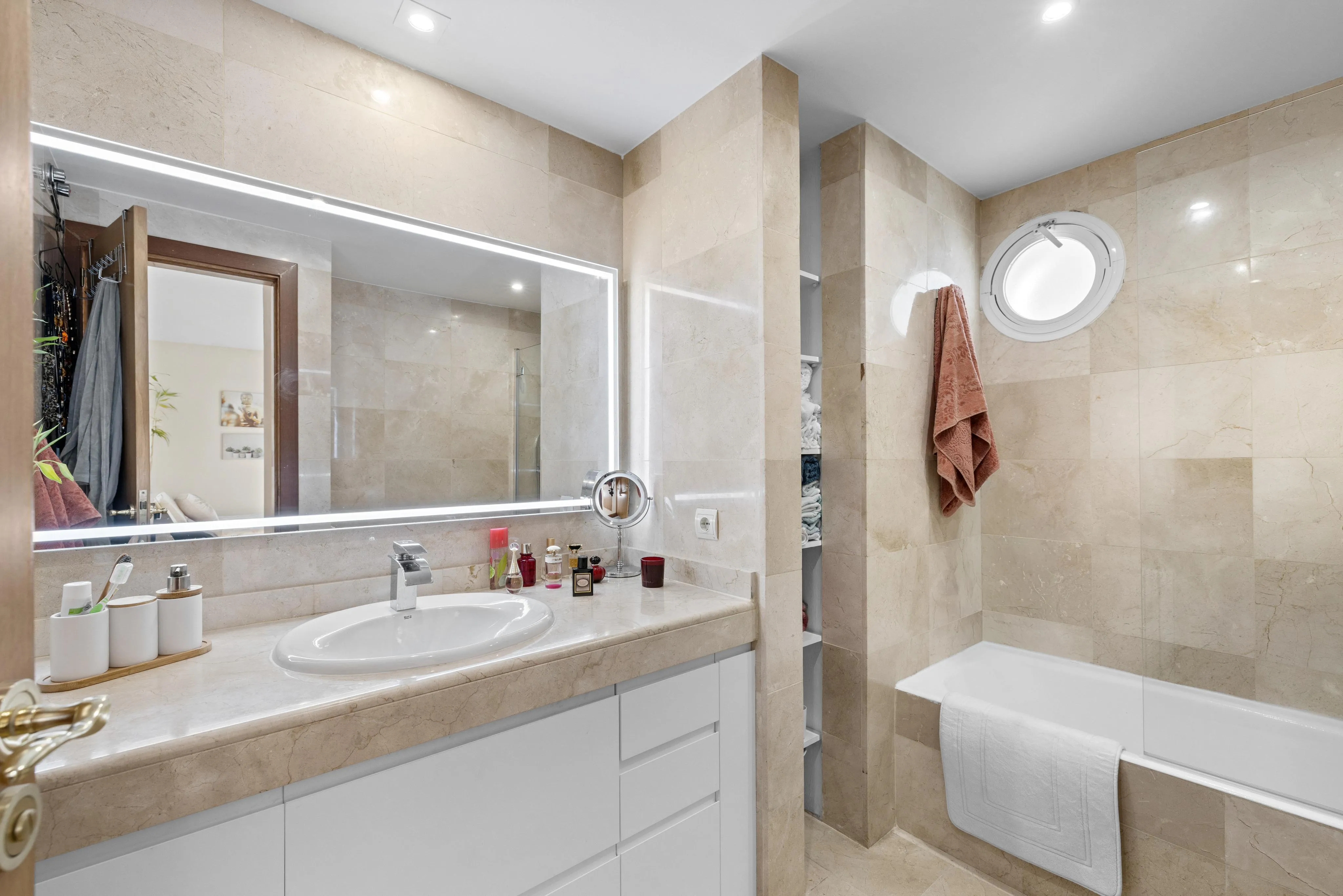 Penthouse baigné de lumière avec cuisine ouverte sur le salon, jacuzzi & vue sur la mer-9