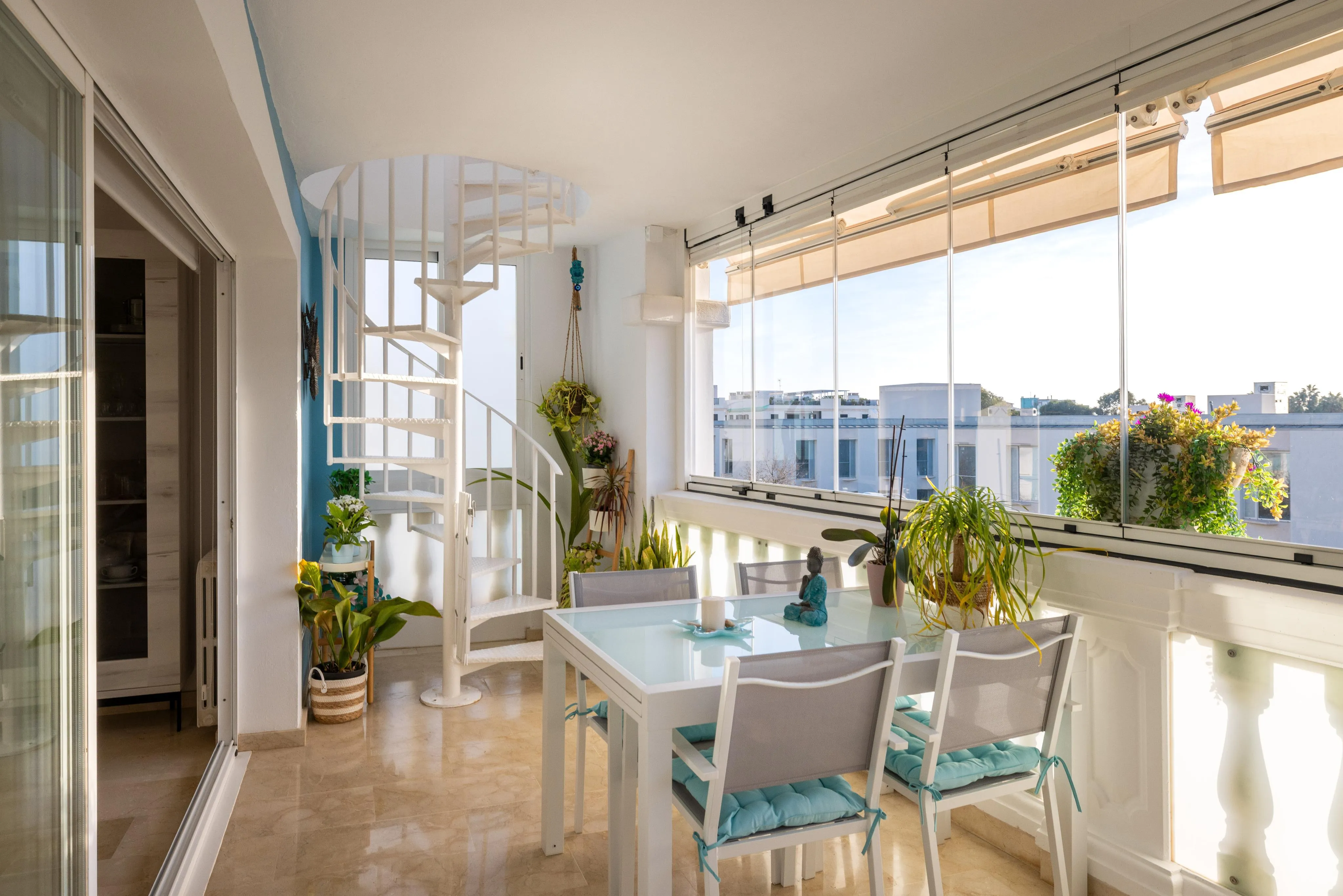 Penthouse baigné de lumière avec cuisine ouverte sur le salon, jacuzzi & vue sur la mer-3