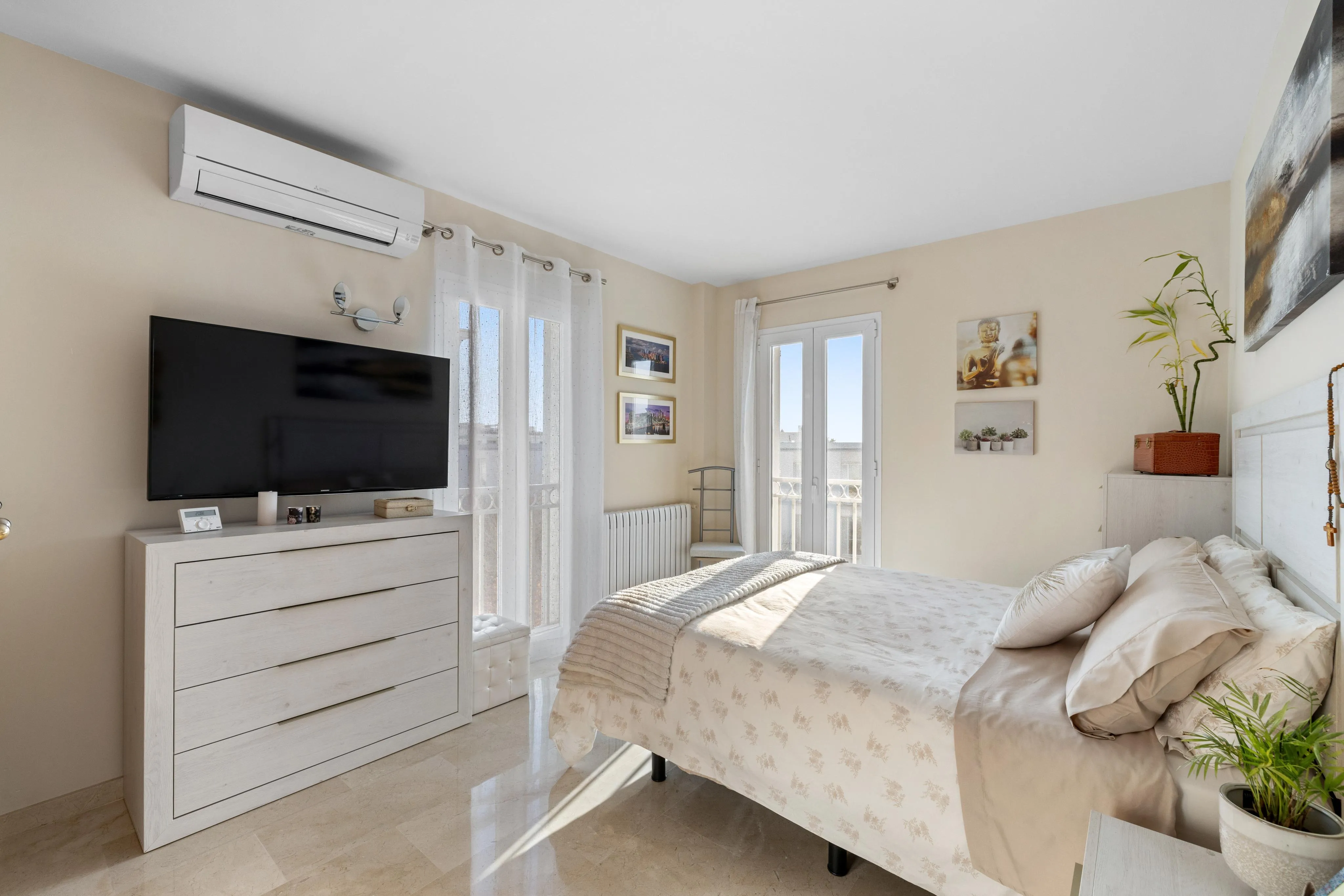 Lys penthouse med åbent køkken/alrum, jacuzzi og havudsigt-8