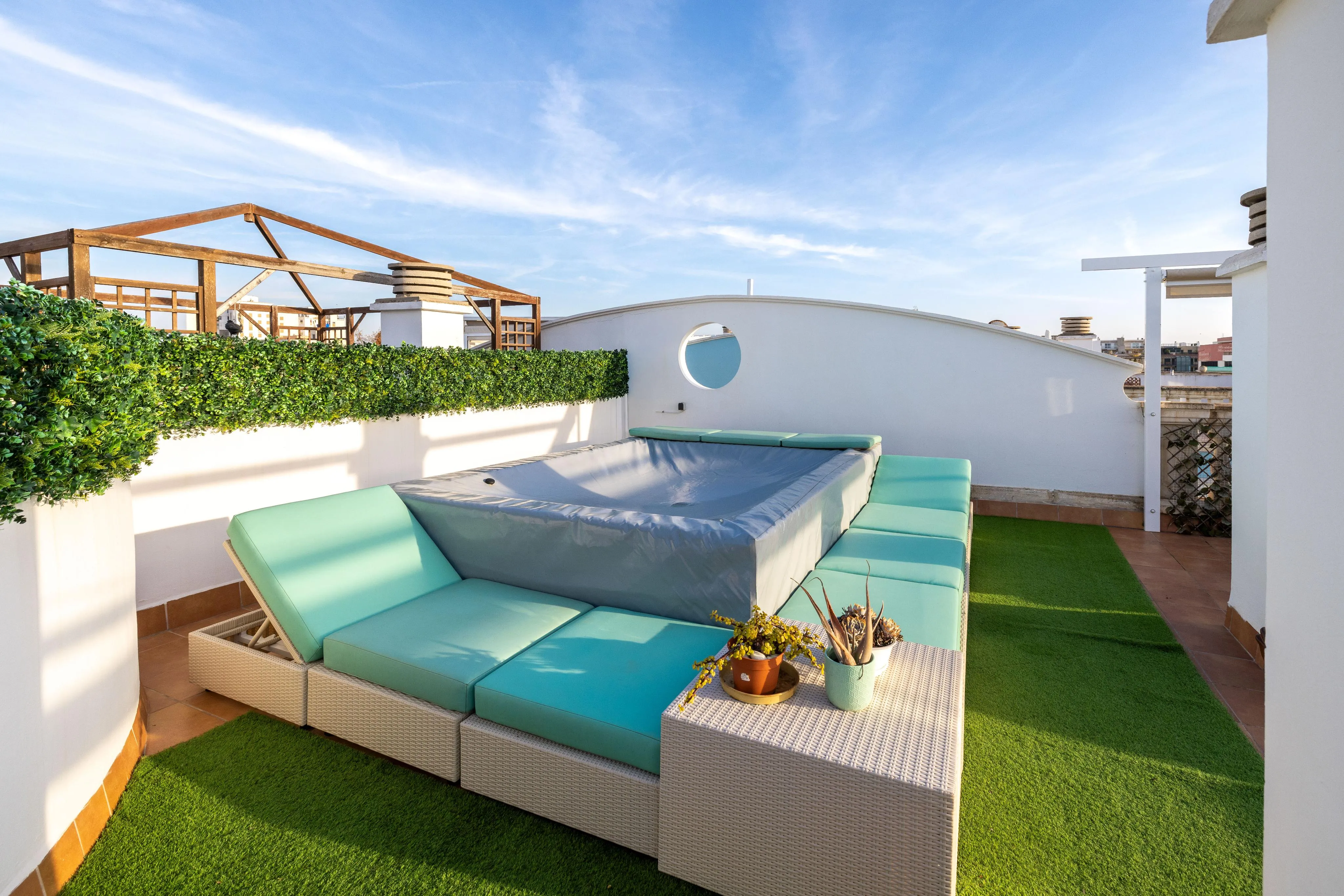 Àtic lluminós amb cuina oberta, jacuzzi i vistes al mar-13