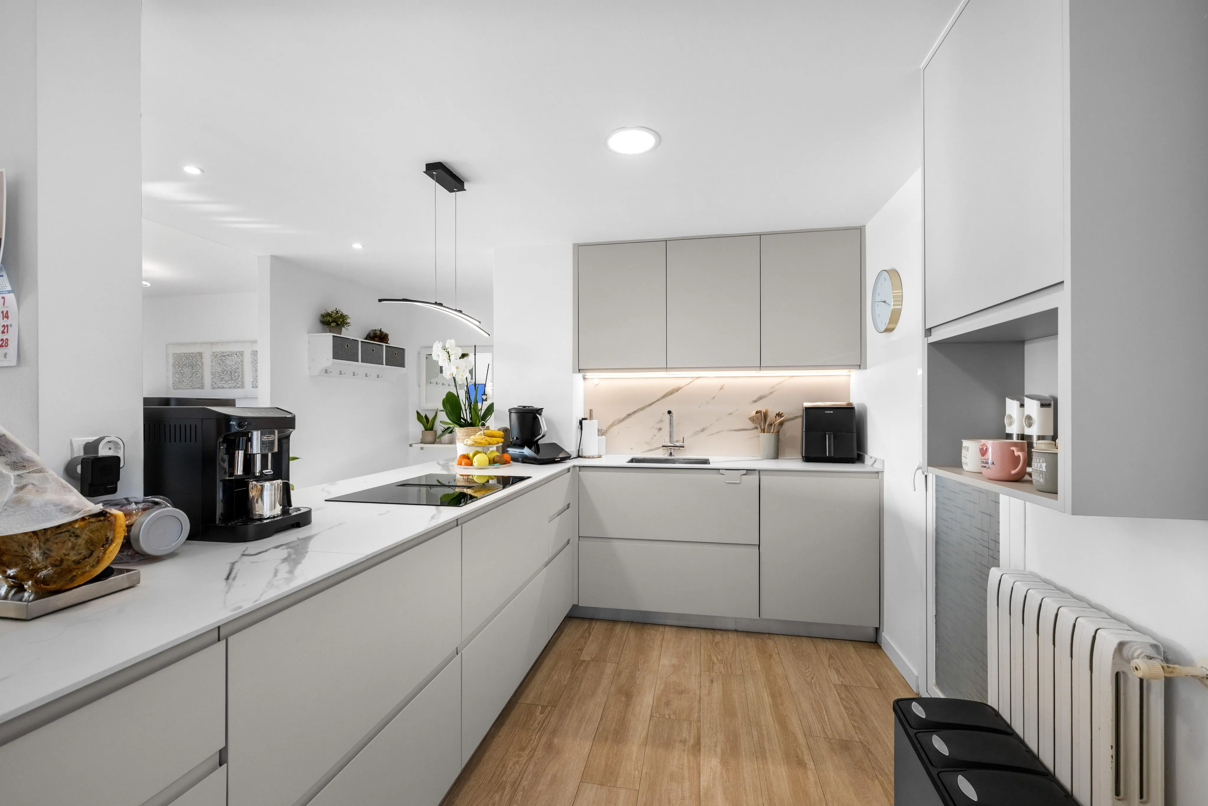 Penthouse baigné de lumière avec cuisine ouverte sur le salon, jacuzzi & vue sur la mer-4