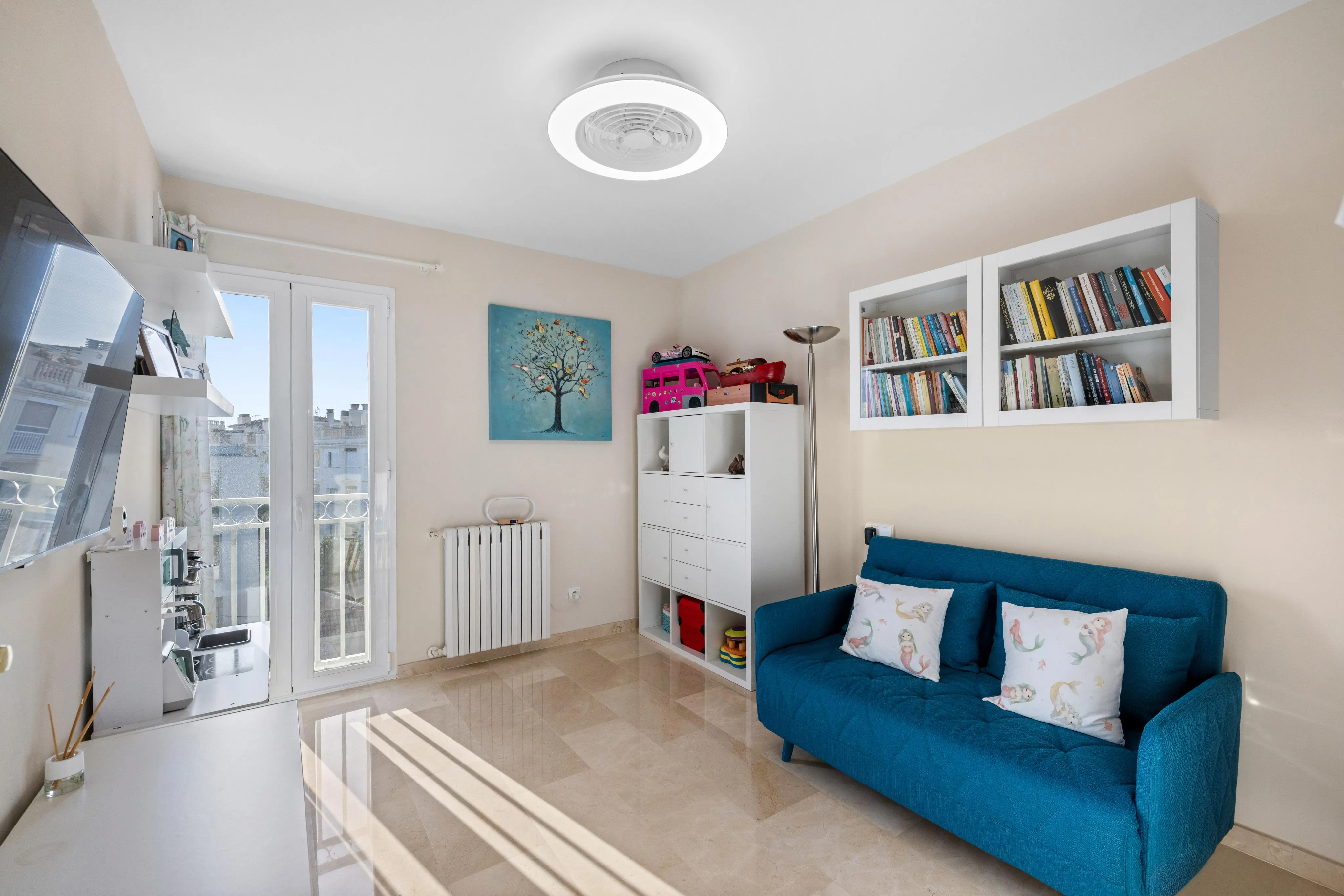 Penthouse baigné de lumière avec cuisine ouverte sur le salon, jacuzzi & vue sur la mer-10