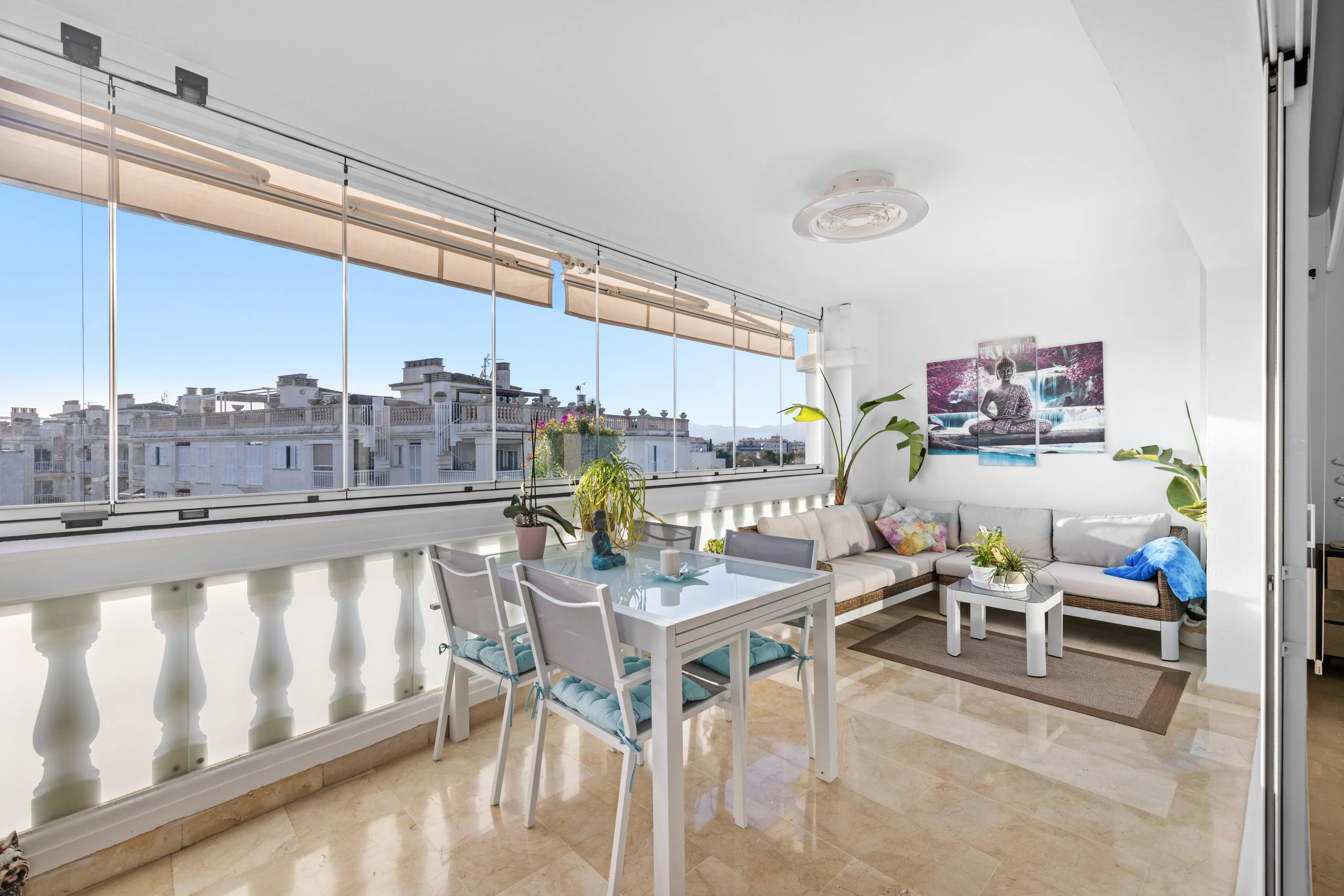 Penthouse baigné de lumière avec cuisine ouverte sur le salon, jacuzzi & vue sur la mer-11