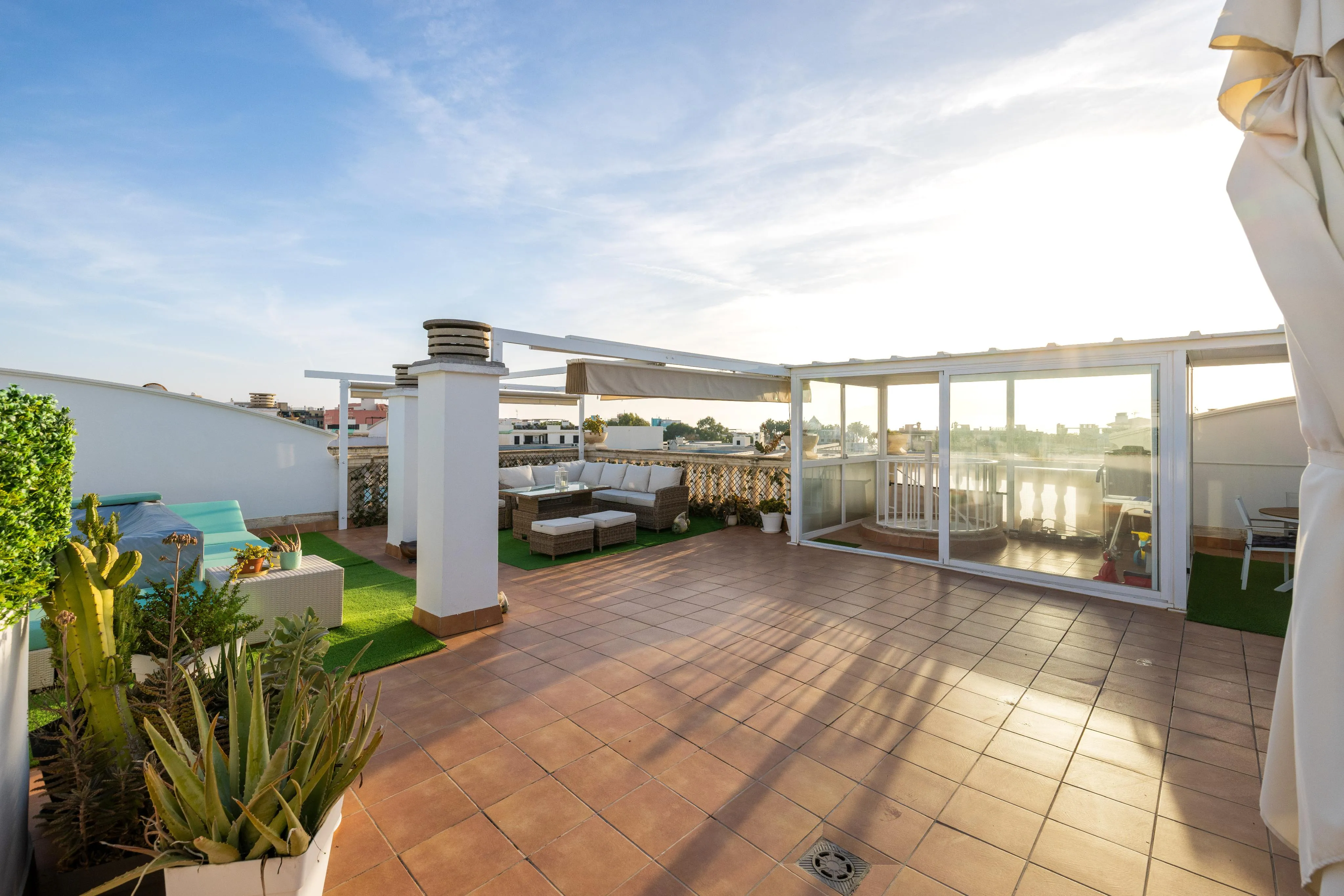 Lys penthouse med åbent køkken/alrum, jacuzzi og havudsigt-12