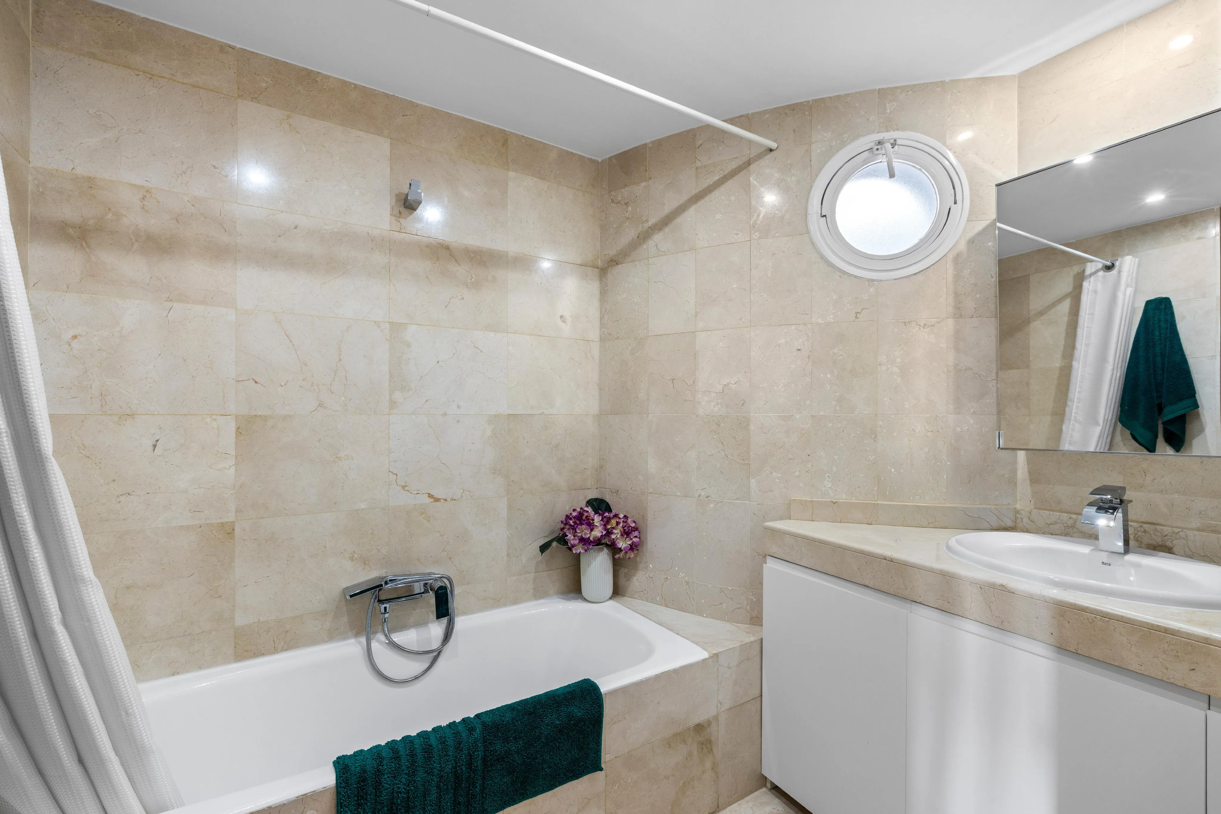 Penthouse baigné de lumière avec cuisine ouverte sur le salon, jacuzzi & vue sur la mer-7