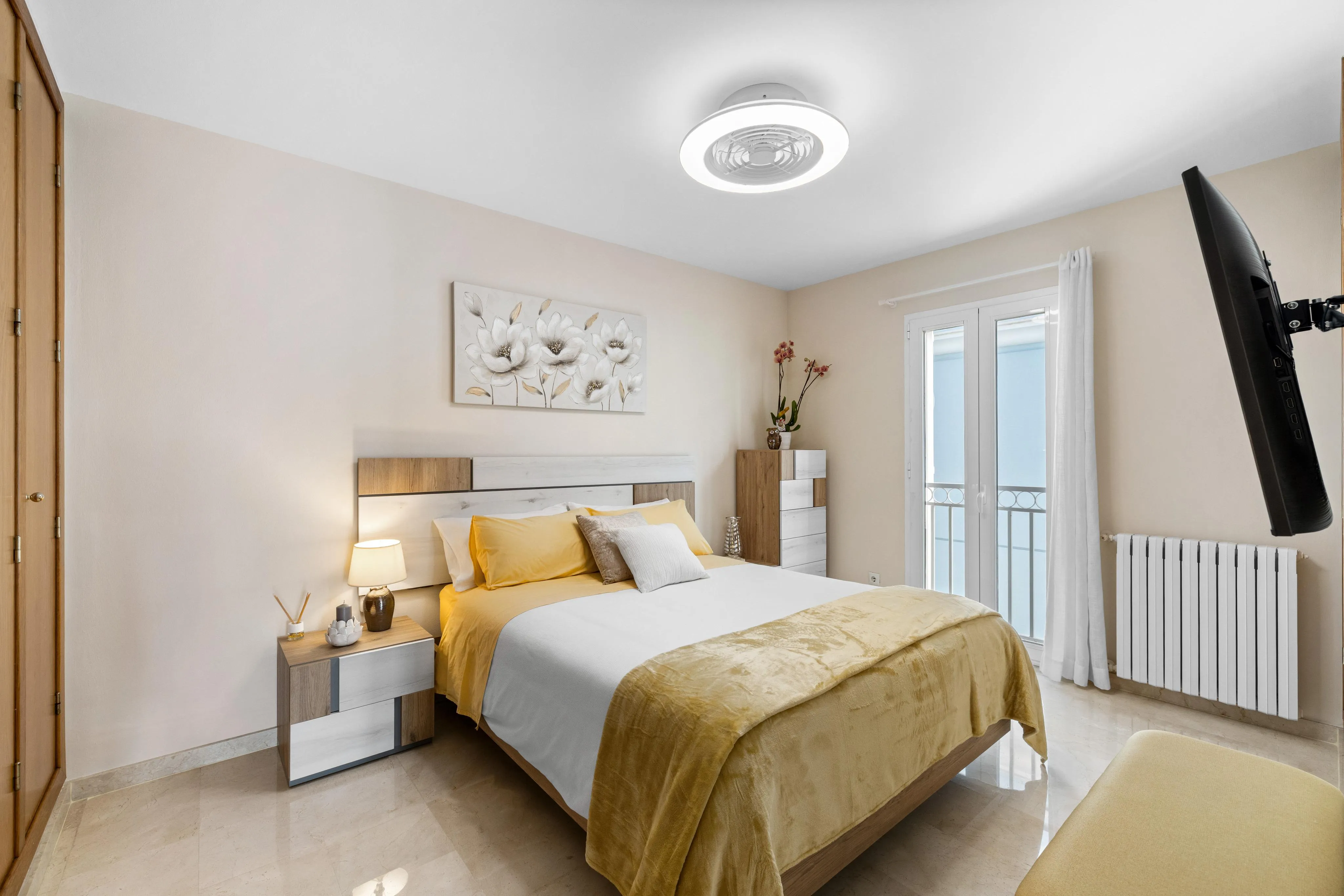 Penthouse baigné de lumière avec cuisine ouverte sur le salon, jacuzzi & vue sur la mer-5