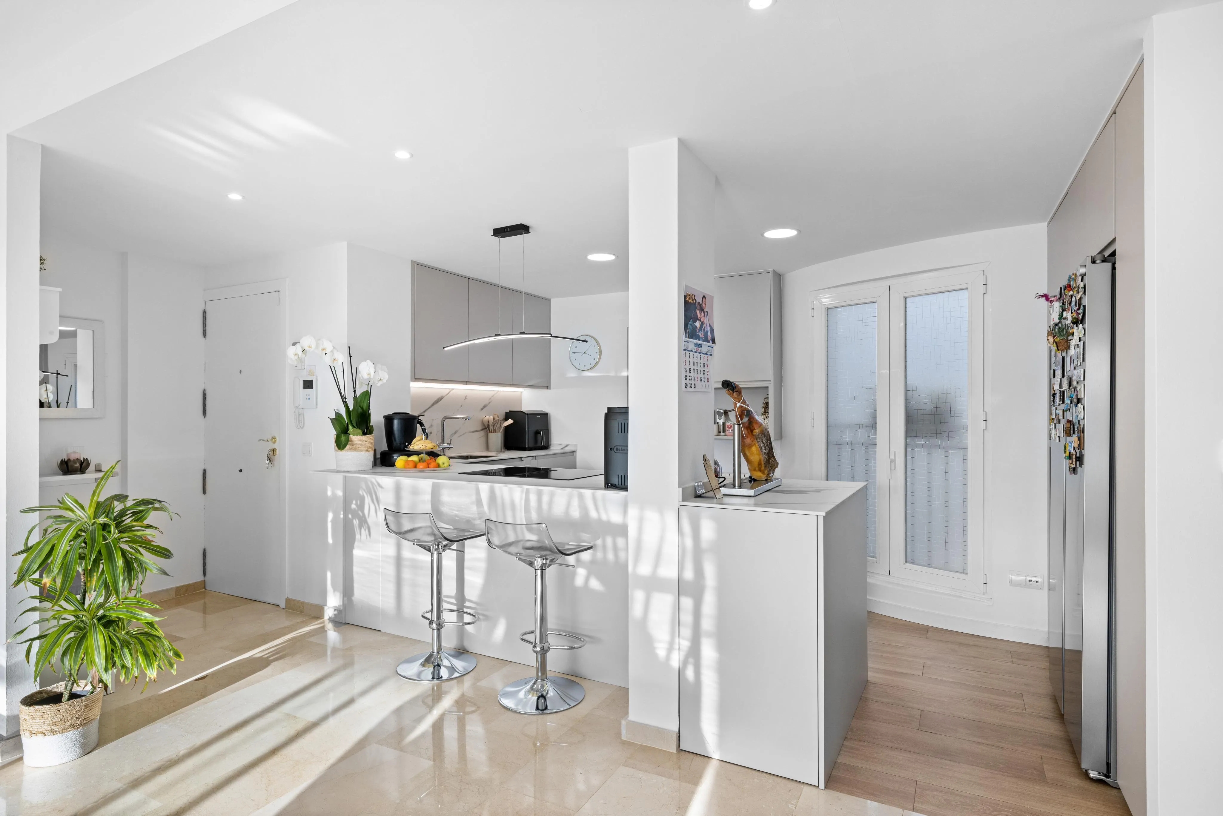 Penthouse baigné de lumière avec cuisine ouverte sur le salon, jacuzzi & vue sur la mer-6