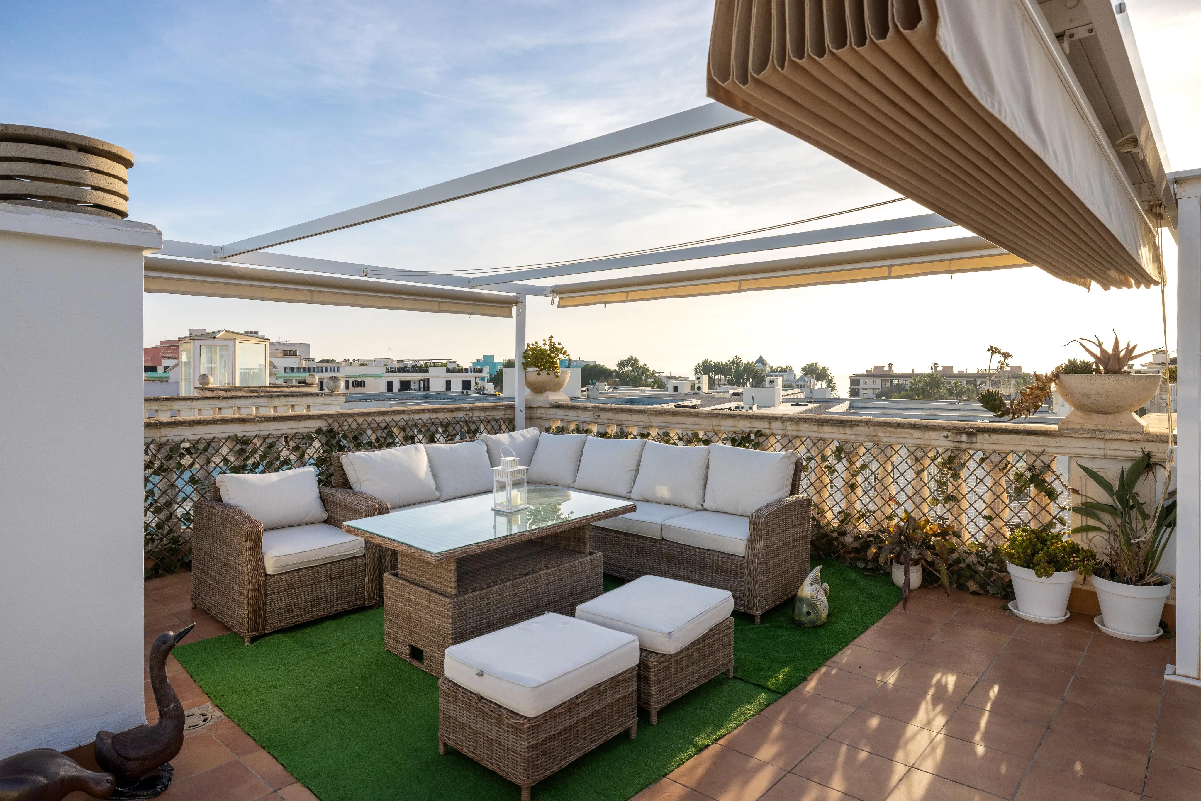 Lys penthouse med åbent køkken/alrum, jacuzzi og havudsigt-14