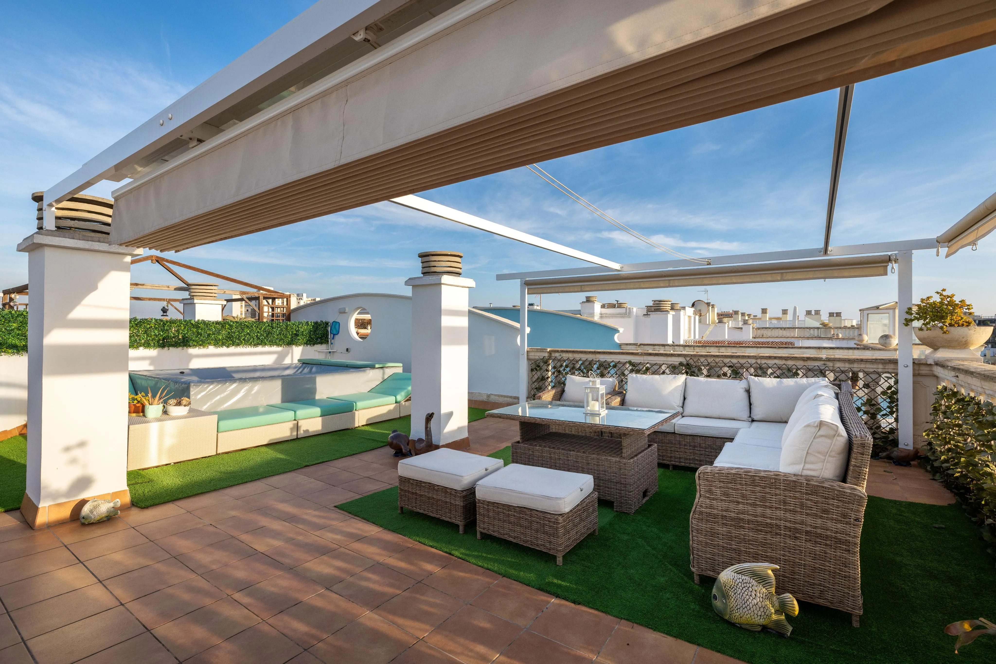 Penthouse baigné de lumière avec cuisine ouverte sur le salon, jacuzzi & vue sur la mer-15