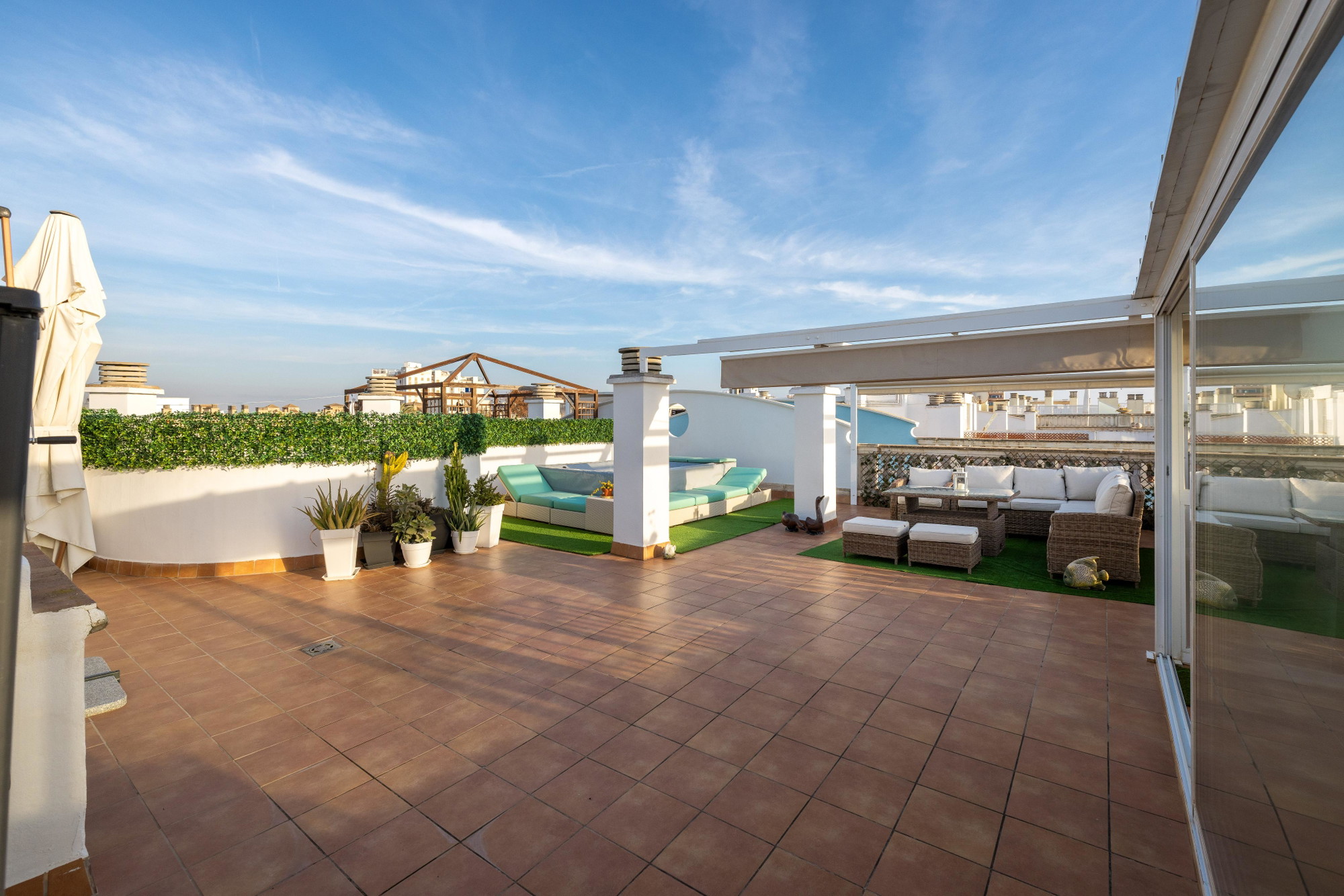 Lichtdurchflutetes Penthouse mit offener Wohnküche, Jacuzzi & Meerblick