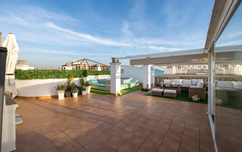 Bright penthouse with open-plan kitchen, jacuzzi & sea views