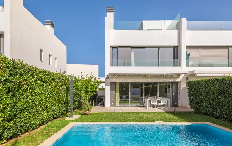 Modern apariat amb vista a la mar